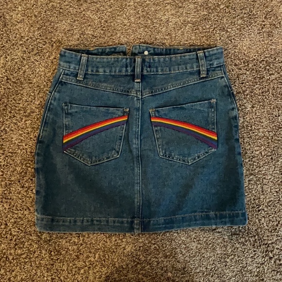 ⭐️5 for $20⭐️EUC! Denim skirt with rainbow 🌈 pockets! - Picture 3 of 3